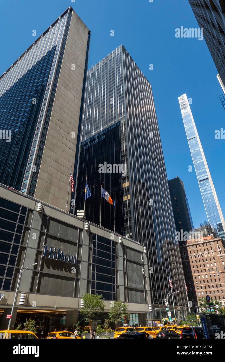 Außenansicht des Hilton Hotels an der Sixth Avenue in Midtown Manhattan, 2025, New York City, USA Stockfoto