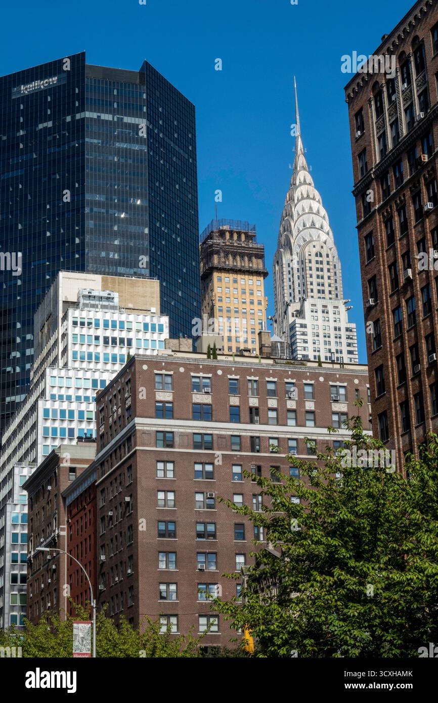 Die Chrysler und Kaliko Gebäude wurden von der Park Ave. In Murray Hill an einem klaren, klaren Herbstnachmittag 2025 in New York City, USA, gesehen Stockfoto