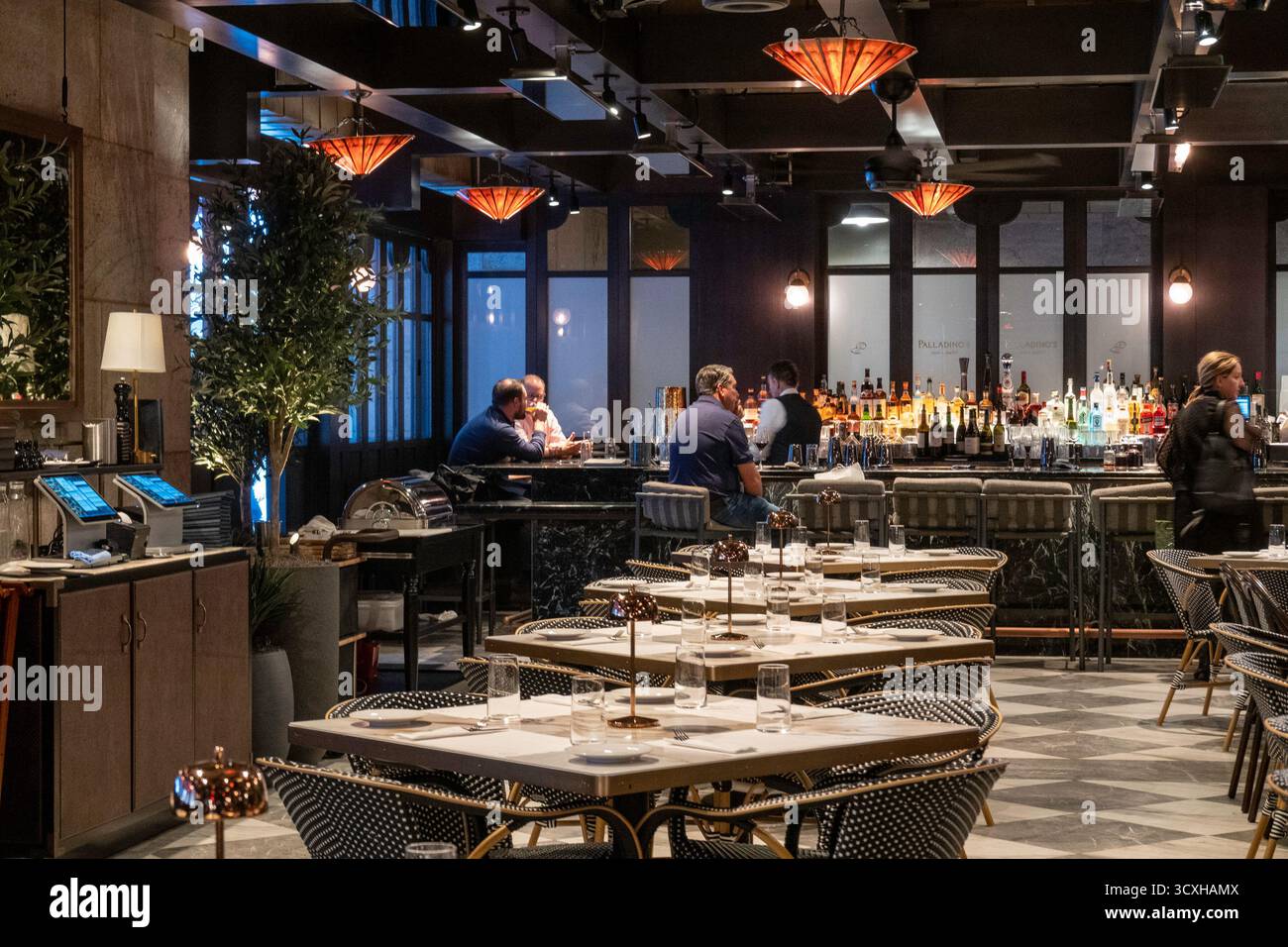 Palladino's Steak & Seafood Restaurant ist ein klassisches Steakhaus im Grand Concourse des Grand Central Terminal, 2025, New York City, USA Stockfoto