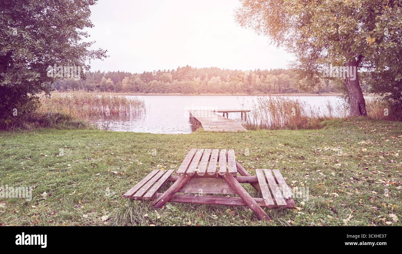 Picknickplatz am See, Farbton angewendet. Stockfoto