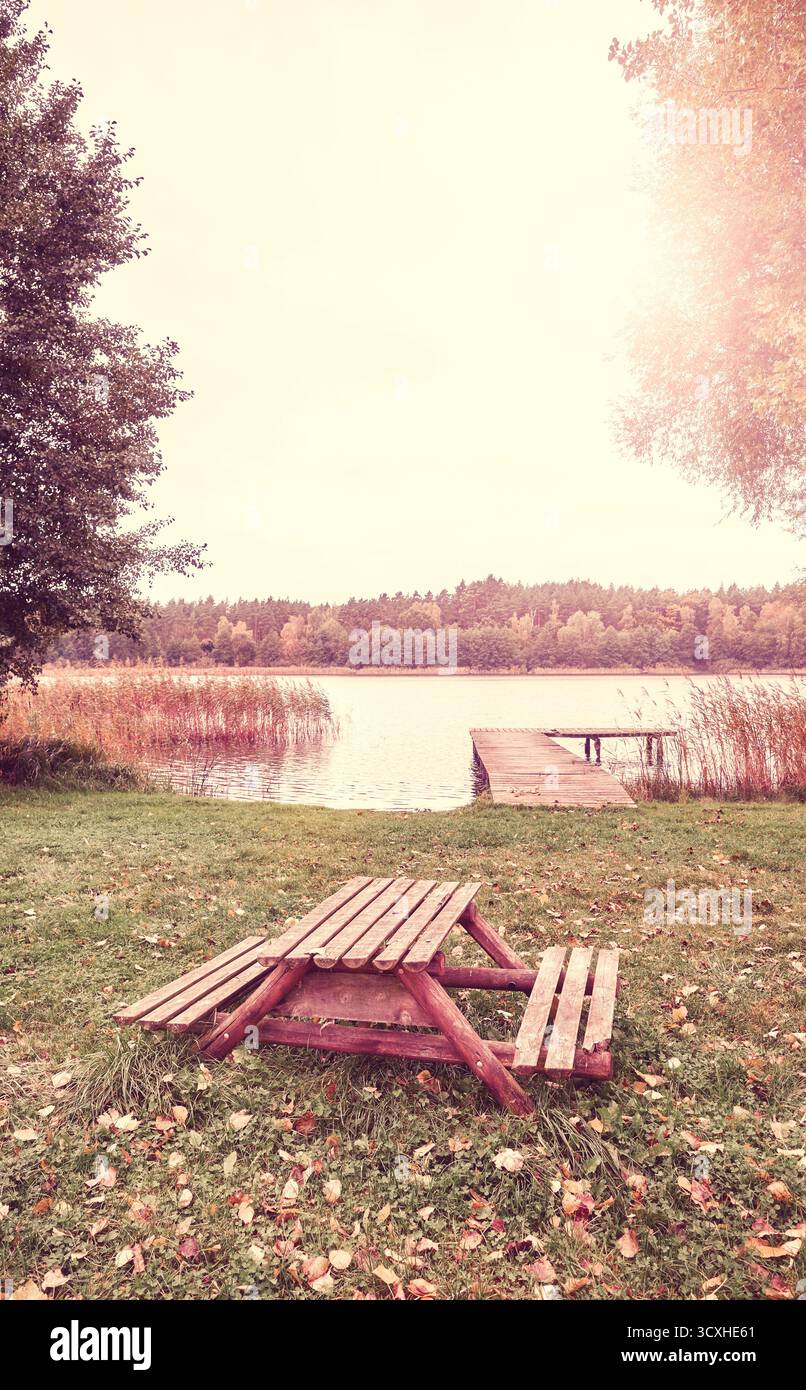 Picknickplatz am See, Farbton angewendet. Stockfoto