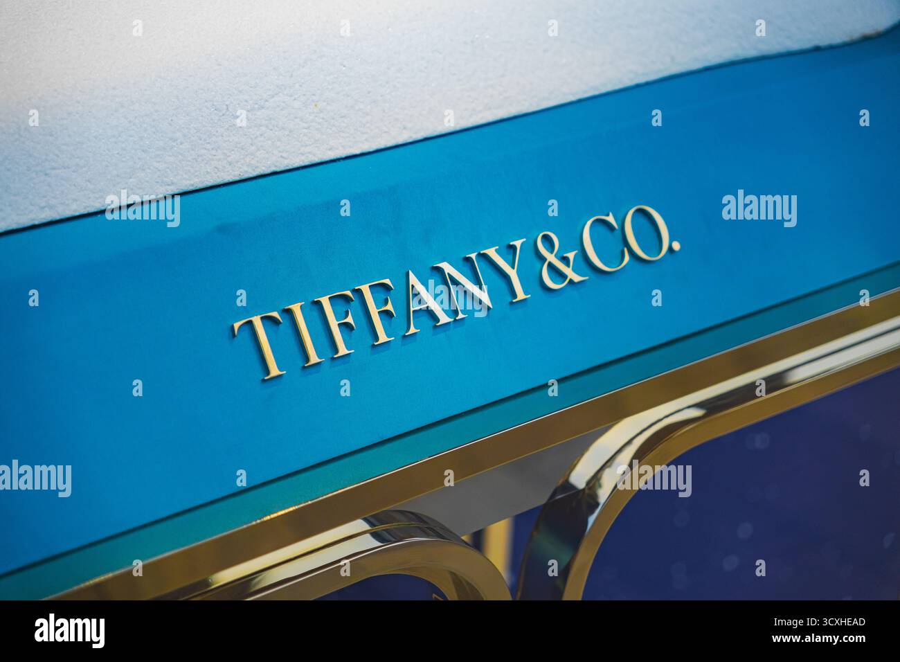 Tiffany Luxusschmuck und Spezial Design House Logo in winterlichen Fenstern Stockfoto