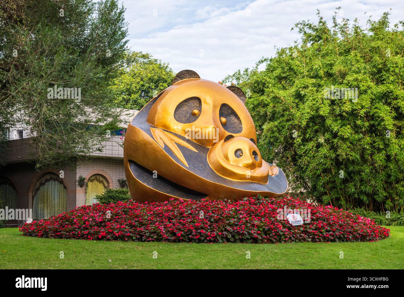 Chengdu, China – 27. September 2018: Pandaskulptur auf der Chengdu Research Base of Giant Panda Breeding Stockfoto