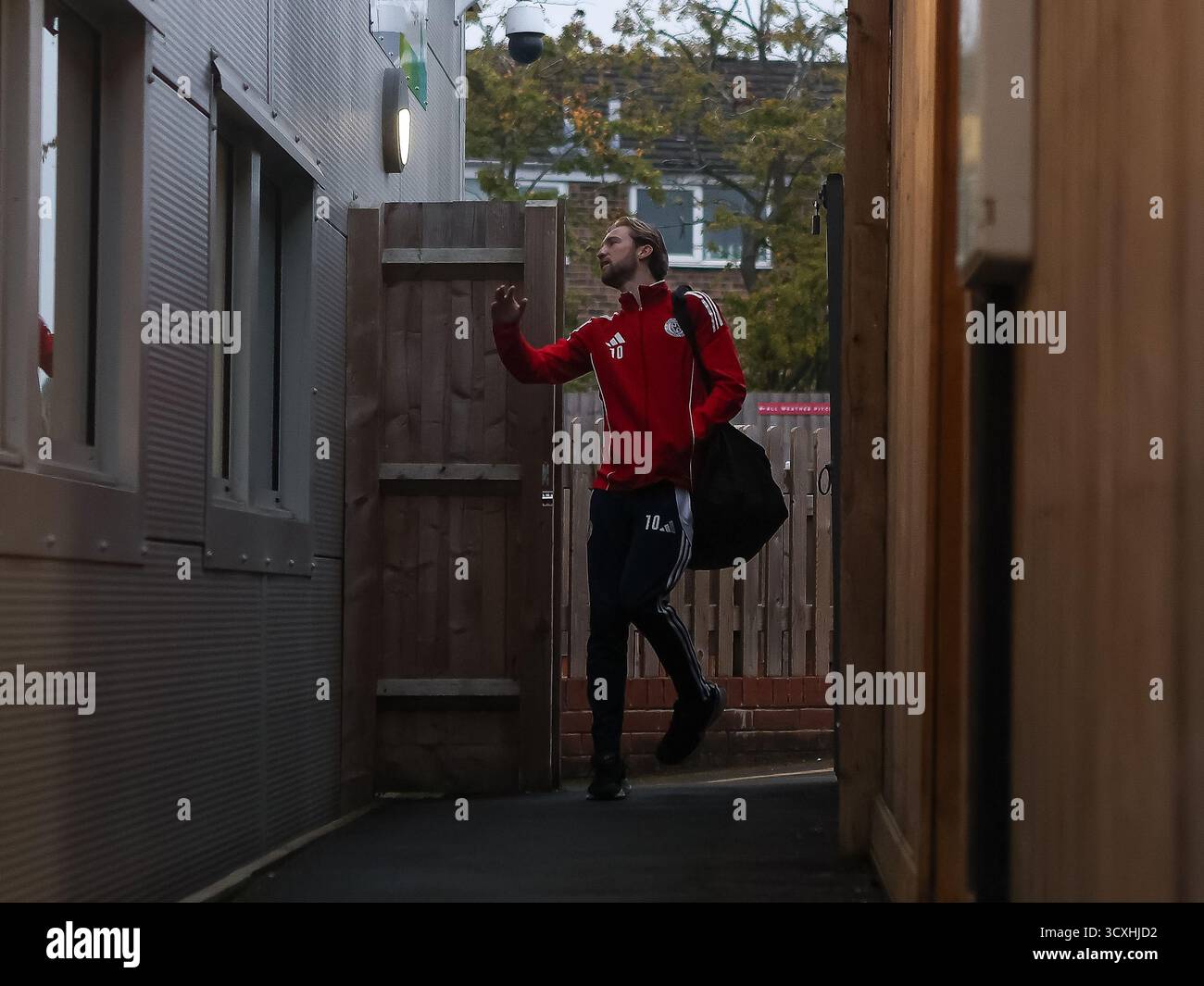 BRACKLEY, ENGLAND – 14. OKTOBER: Morgan Roberts aus Brackley Town trifft am 14. Oktober 2025 vor dem Qualifikationsspiel des FA Cup 4. Runde zwischen Brackley Town und Woking im St James Park in Brackley ein. (Foto von Mitch Davidson/Brackley Town FC via Alamy Live News) Stockfoto