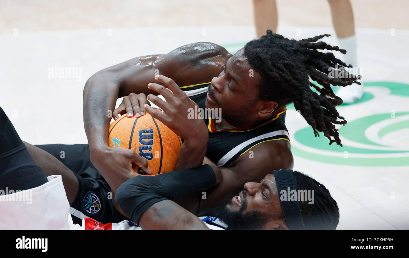 Würzburg, Deutschland. Oktober 2025. Bild: v. li. Kampf um den Ball, Charles Thompson (Fitness First Würzburg Baskets, 32) und JeQuan Lewis (Igokea, 1), 14.10.2025, Basketball Champions League, Fitness First Würzburg Baskets - Igokea m tel, GER, Würzburg, tectake ARENA/dpa/Alamy Live News Stockfoto