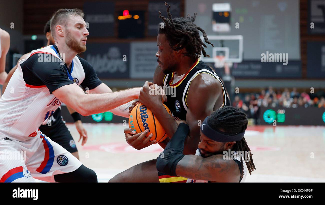Würzburg, Deutschland. Oktober 2025. Bild: v. li. Kampf um den Ball, Nikola Popovic (Igokea, 19), Charles Thompson (Fitness First Würzburg Baskets, 32) und JeQuan Lewis (Igokea, 1), 14.10.2025, Basketball Champions League, Fitness First Würzburg Baskets - Igokea m tel, GER, Würzburg, tectake ARENA/dpa/Alamy Live News Stockfoto