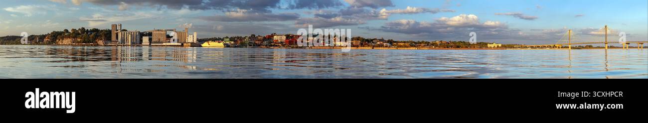 Weite Panoramaaussicht auf Alton, Illinois, einschließlich der Clark Bridge über den Mississippi River von Missouri Stockfoto