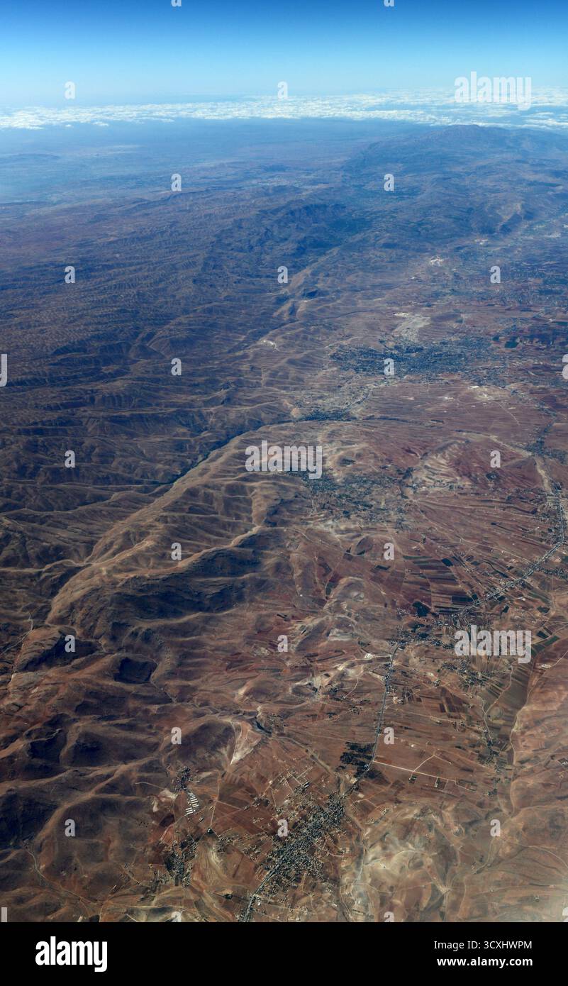 Luftaufnahme der Berge in der Region Bcharre im nördlichen Libanon. Stockfoto