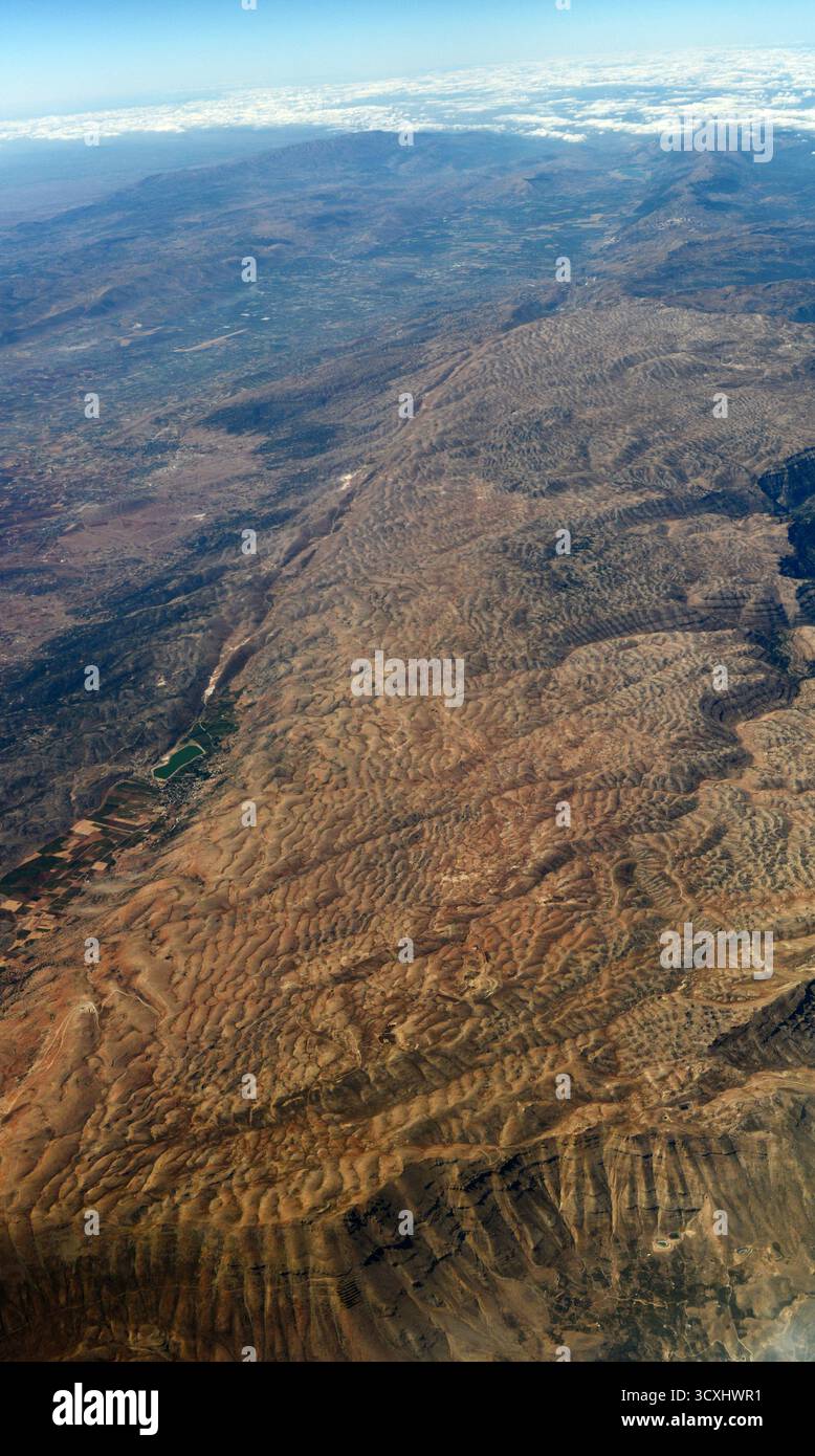 Luftaufnahme der Berge in der Region Bcharre im nördlichen Libanon. Stockfoto