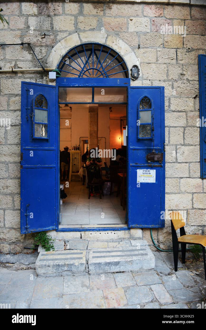 Ein neues lebhaftes Café im historischen Hasbon-Komplex auf der HaMatmid Alley in Jerusalem, Israel. Stockfoto