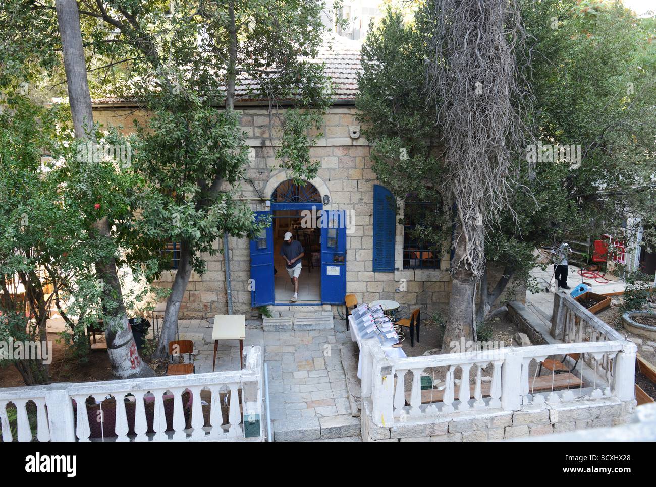 Ein neues lebhaftes Café im historischen Hasbon-Komplex auf der HaMatmid Alley in Jerusalem, Israel. Stockfoto