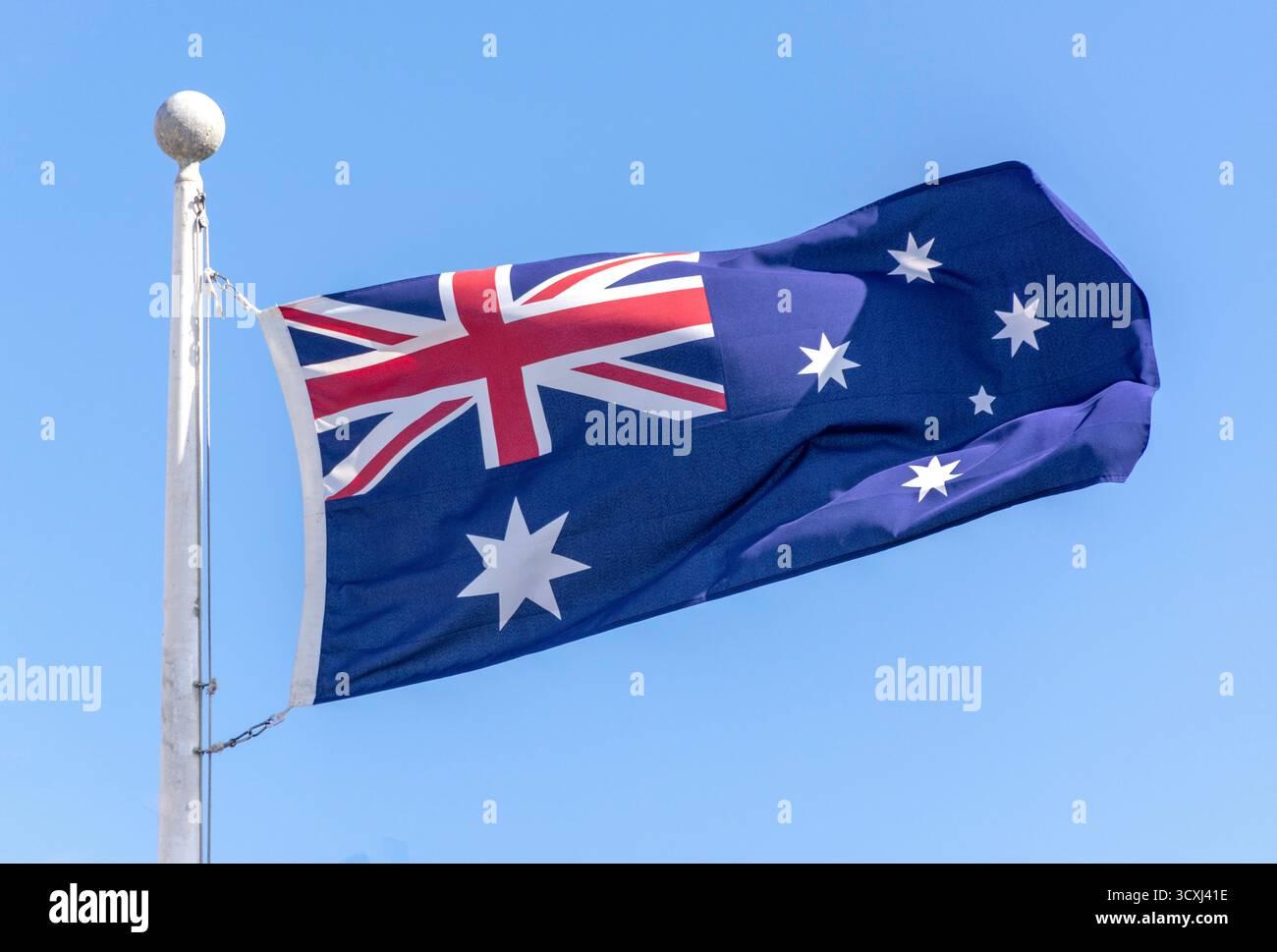 Australische Nationalflagge am Fahnenmast, Coolum Beach, Coolum, Sunshine Coast Region, Queensland, Australien Stockfoto