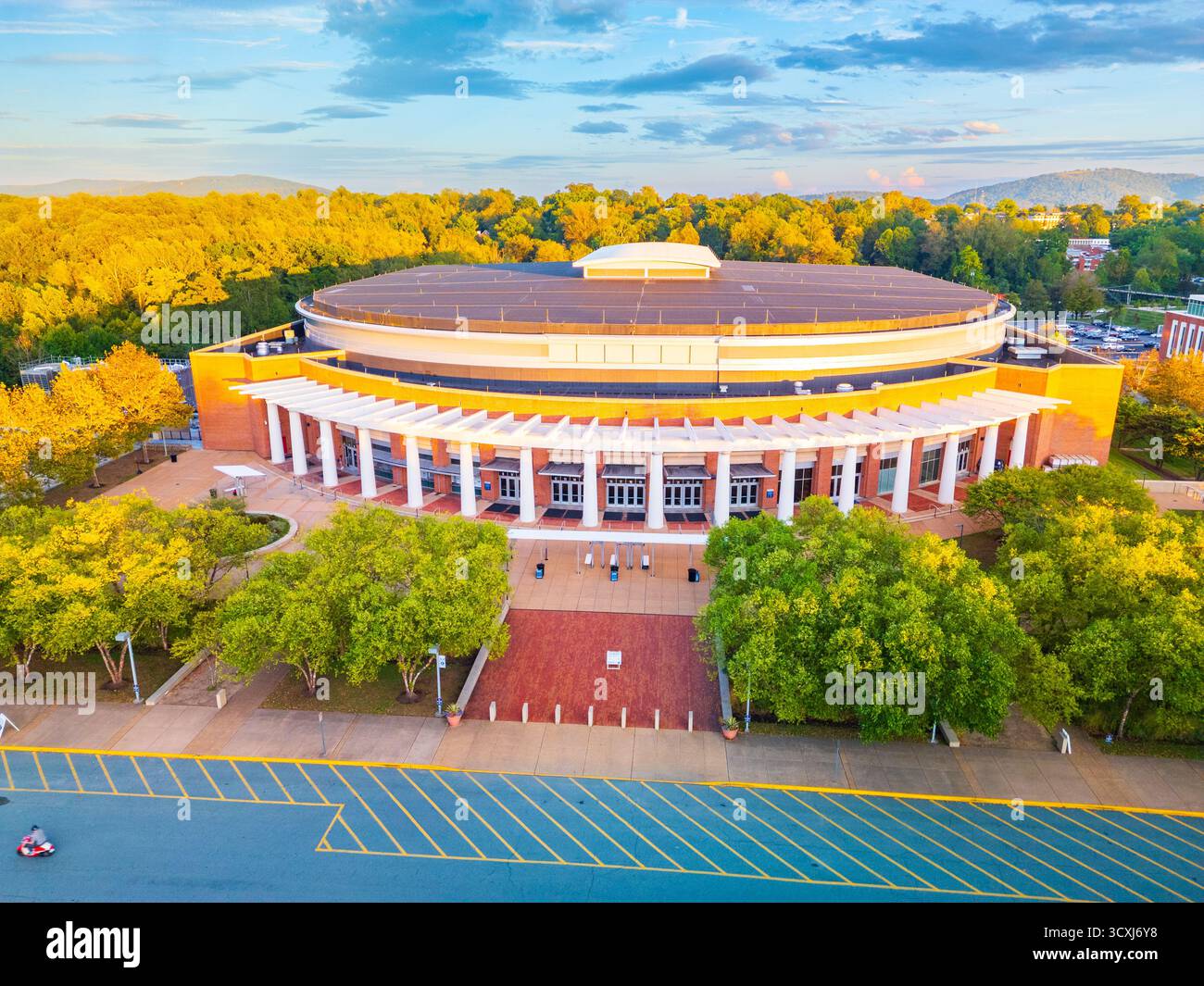 Charlottesville (VA) – 25. September 2025: Die John Paul Jones Arena (JPJ) ist eine Mehrzweckarena der University of Virginia. Es dient als Th Stockfoto