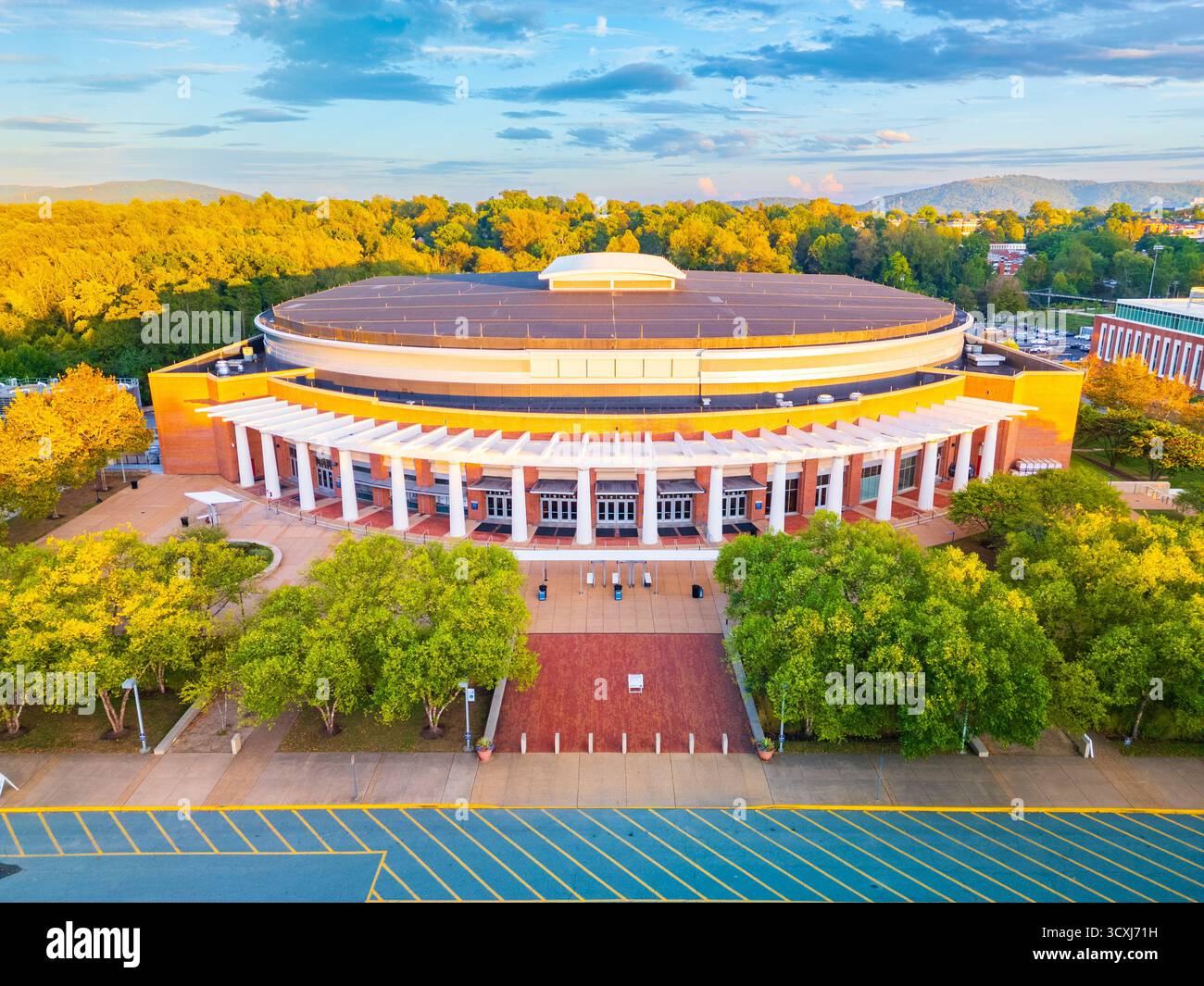 Charlottesville (VA) – 25. September 2025: Die John Paul Jones Arena (JPJ) ist eine Mehrzweckarena der University of Virginia. Es dient als Th Stockfoto