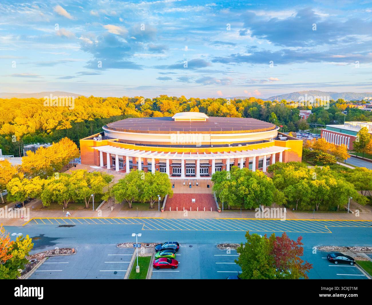 Charlottesville (VA) – 25. September 2025: Die John Paul Jones Arena (JPJ) ist eine Mehrzweckarena der University of Virginia. Es dient als Th Stockfoto
