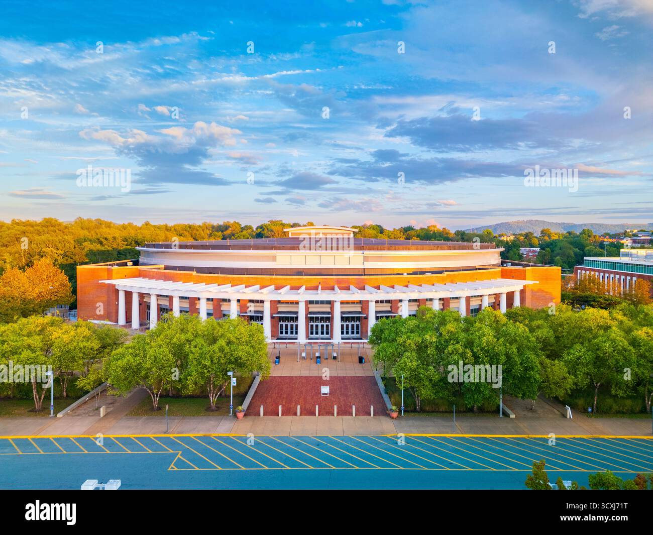Charlottesville (VA) – 25. September 2025: Die John Paul Jones Arena (JPJ) ist eine Mehrzweckarena der University of Virginia. Es dient als Th Stockfoto