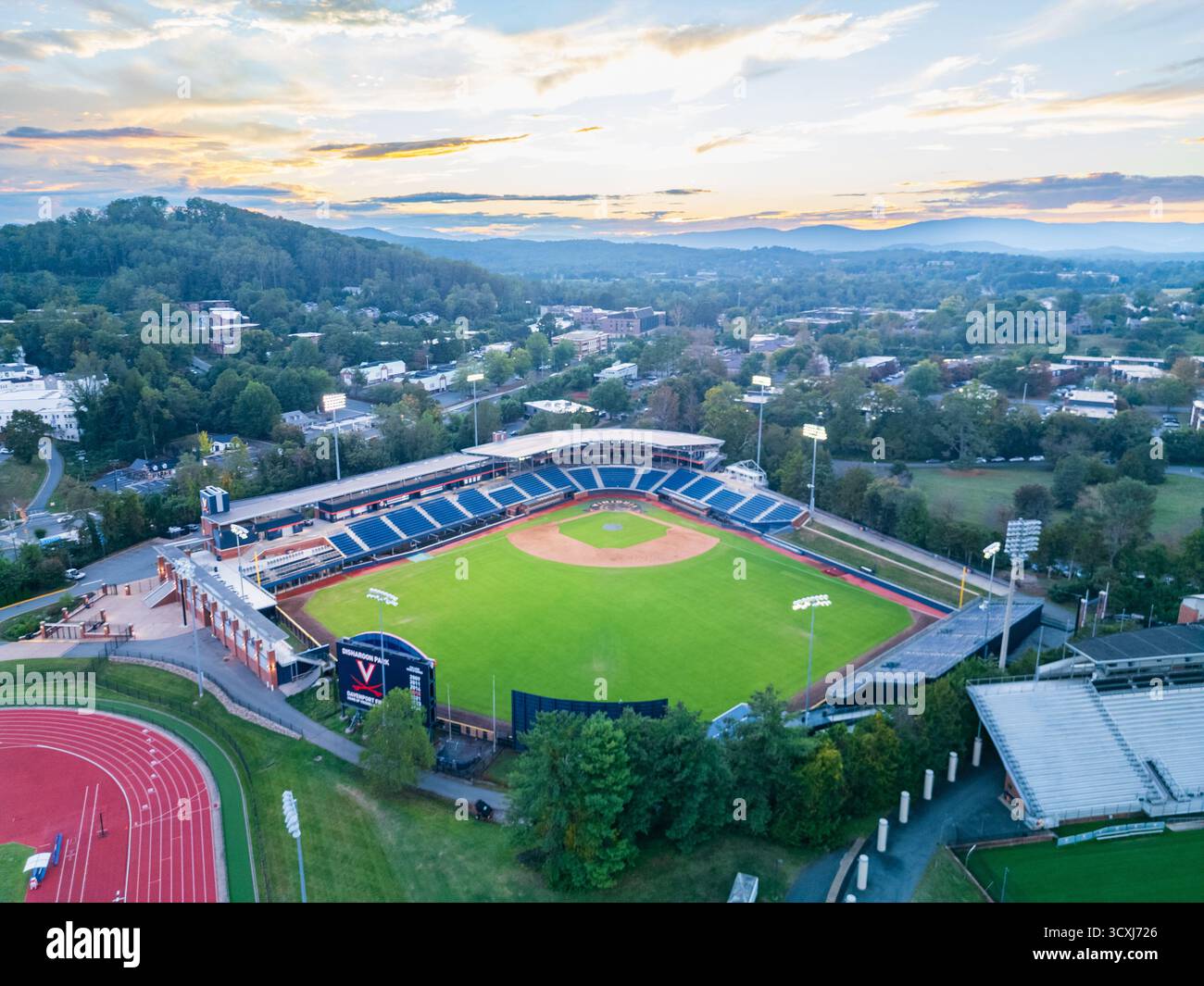 Charlottesville, VA - 25. September 2025: Davenport Field at Disharoon Park ist das Heimstadion des Baseballteams der University of Virginia Cavaliers Stockfoto