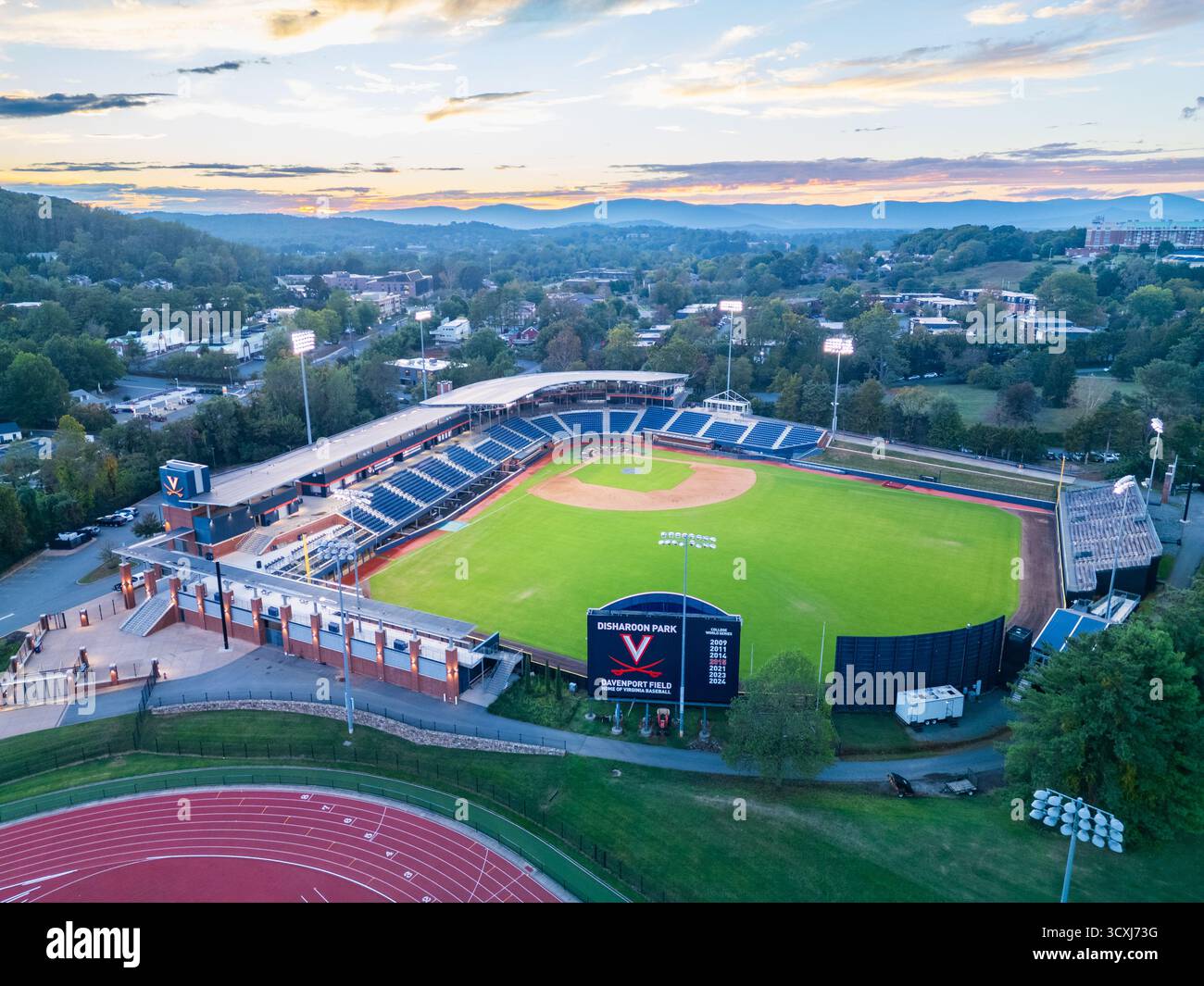 Charlottesville, VA - 25. September 2025: Davenport Field at Disharoon Park ist das Heimstadion des Baseballteams der University of Virginia Cavaliers Stockfoto