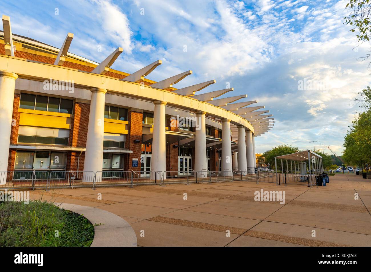 Charlottesville (VA) – 25. September 2025: Die John Paul Jones Arena (JPJ) ist eine Mehrzweckarena der University of Virginia. Es dient als Th Stockfoto
