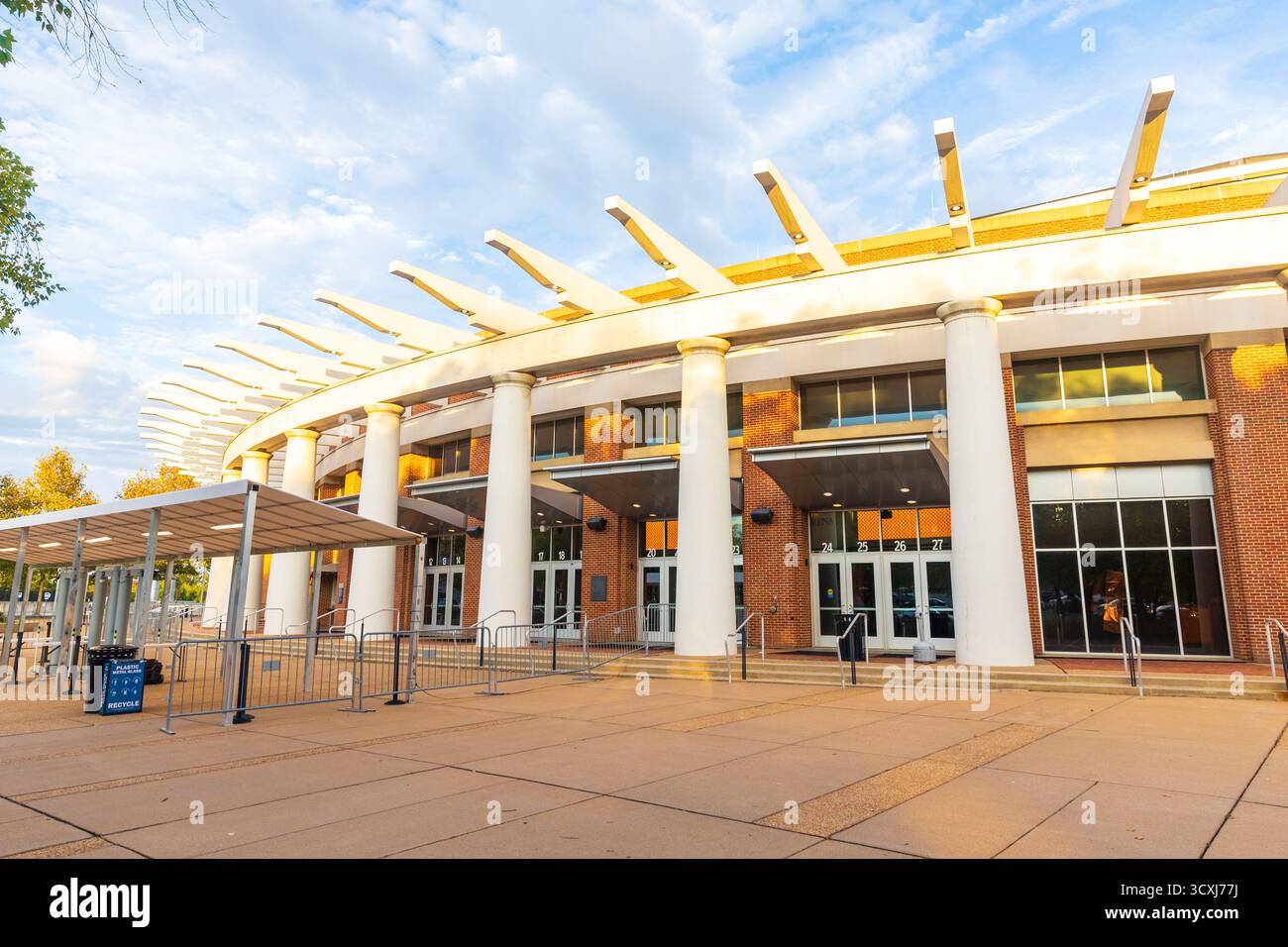 Charlottesville (VA) – 25. September 2025: Die John Paul Jones Arena (JPJ) ist eine Mehrzweckarena der University of Virginia. Es dient als Th Stockfoto