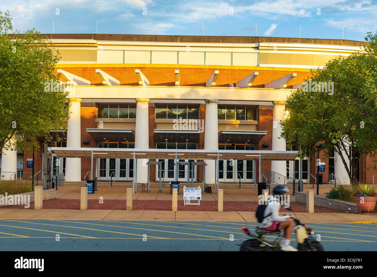 Charlottesville (VA) – 25. September 2025: Die John Paul Jones Arena (JPJ) ist eine Mehrzweckarena der University of Virginia. Es dient als Th Stockfoto