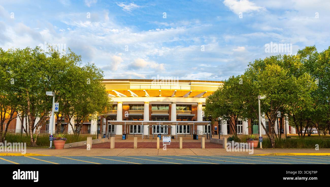 Charlottesville (VA) – 25. September 2025: Die John Paul Jones Arena (JPJ) ist eine Mehrzweckarena der University of Virginia. Es dient als Th Stockfoto
