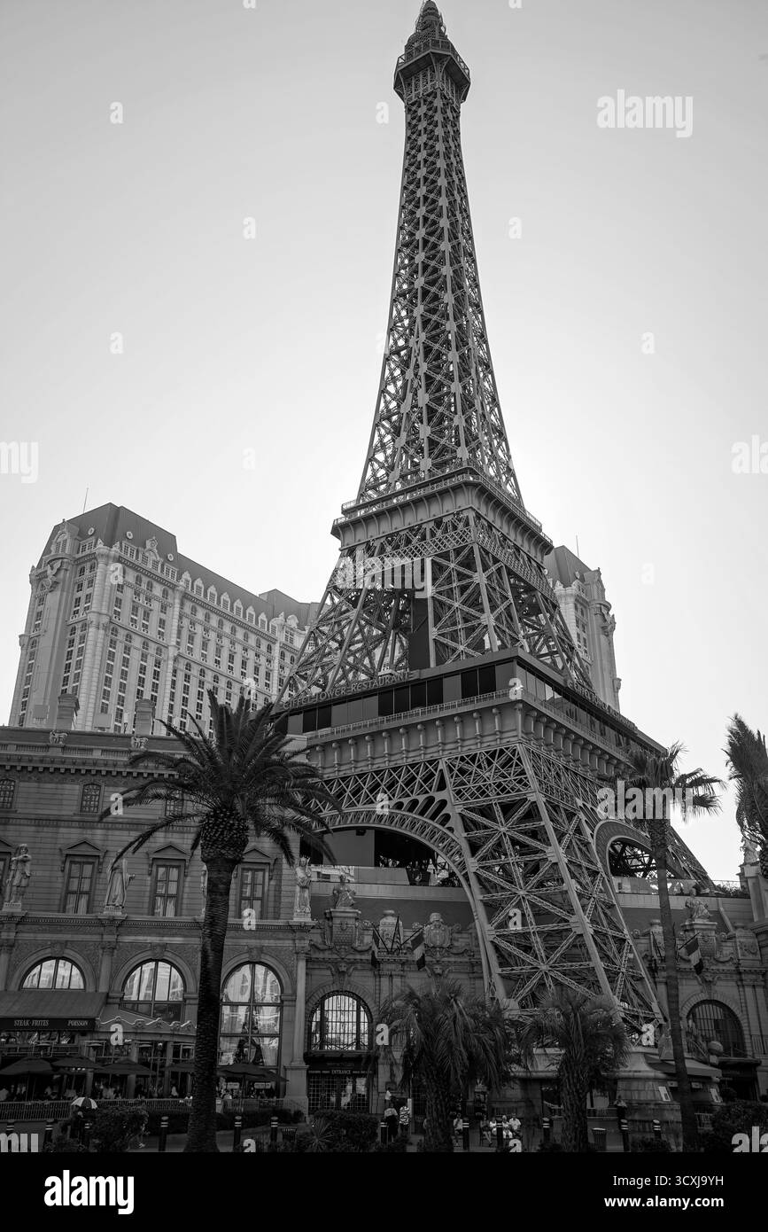 Schwarz-weiß-Bild des Eiffelturms in Paris Las Vegas, das die architektonischen Details und die umliegenden Resortgebäude einfängt Stockfoto
