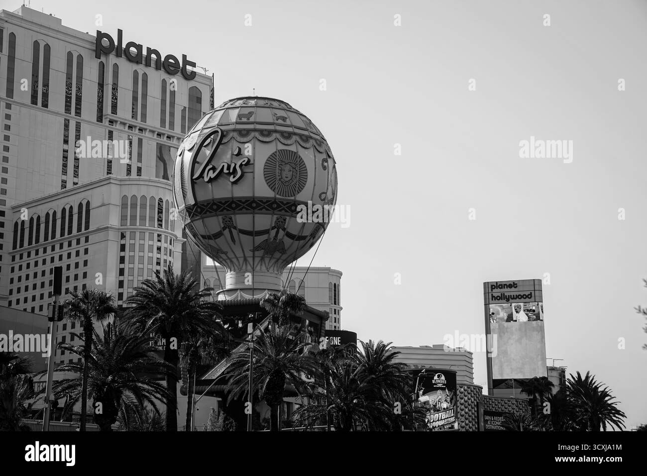 Schwarzweißbild des Pariser Ballons Las Vegas und des Planet Hollywood Resorts entlang des Las Vegas Boulevard, das die lebhafte Atmosphäre der Stadt einfängt Stockfoto