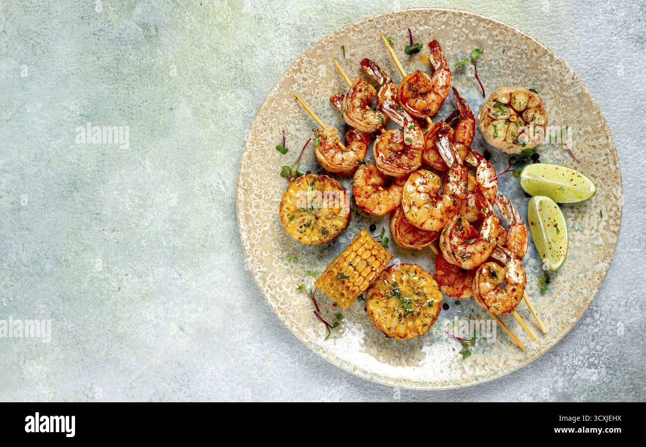 Tigergarnelen auf Spießen, Garnelenkebab, mit Mais, gebraten, hausgemacht, keine Personen Stockfoto