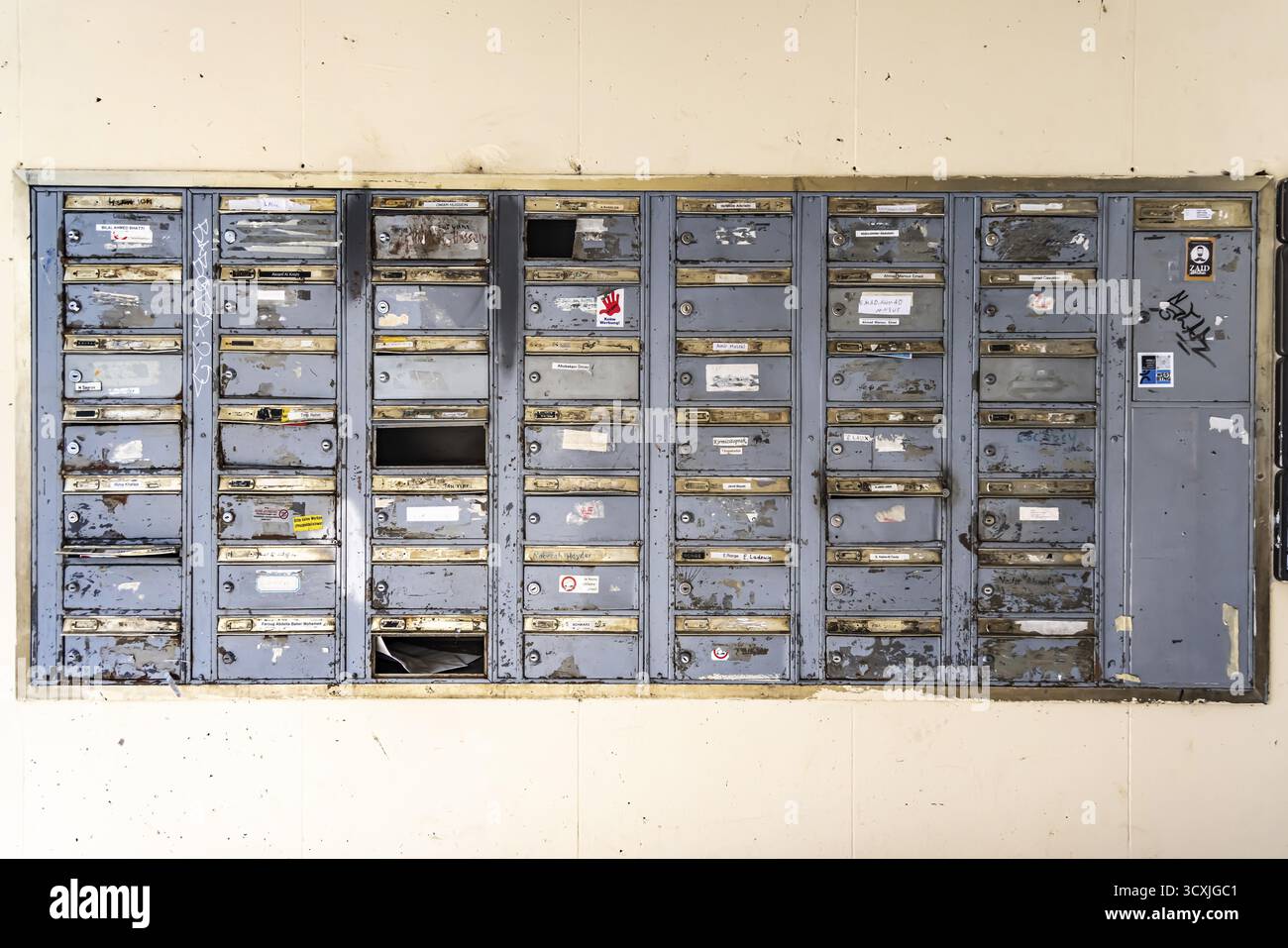Briefkastensystem auf einem Flachblock. Stuttgart, Baden-Württemberg, Deutschland Stockfoto