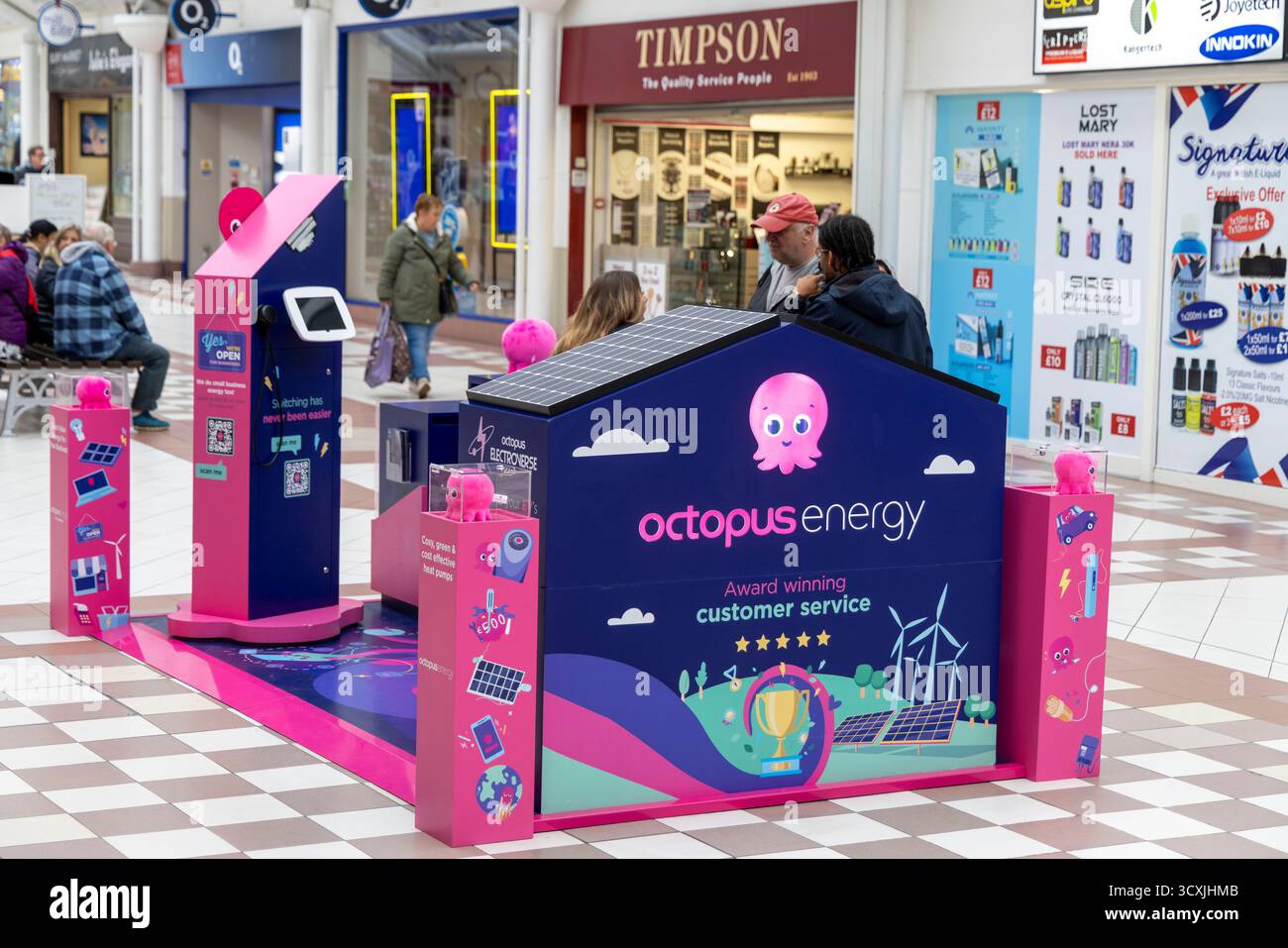 Octopus Energy, britischer Anbieter von Gas- und Stromvermarktung, Stand im Stadtzentrum von Bury, um neue Privatkunden in Manchester, Großbritannien, zu vermarkten Stockfoto