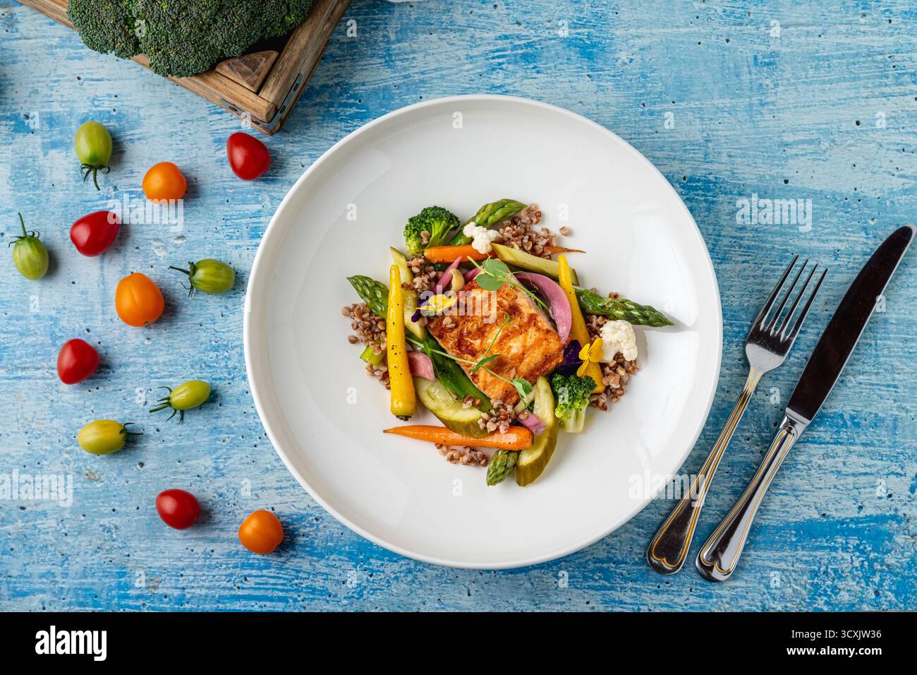Gebratenes Lachsfilet mit Getreide und Gemüse der Saison Stockfoto