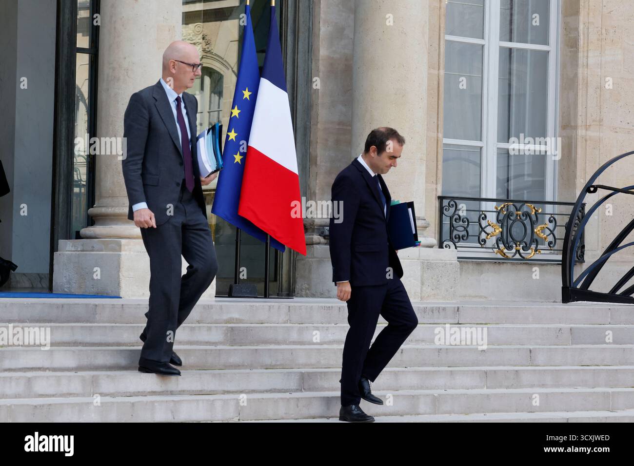 Paris, Frankreich. Oktober 2025. Der französische Premierminister Sebastien Lecornu und der französische Wirtschaftsminister Roland Lescure verließen das Schloss Elysee nach der wöchentlichen Kabinettssitzung in Paris am 14. Oktober 2025. Foto: Henri Szwarc/ABACAPRESS.COM Credit: Abaca Press/Alamy Live News Stockfoto