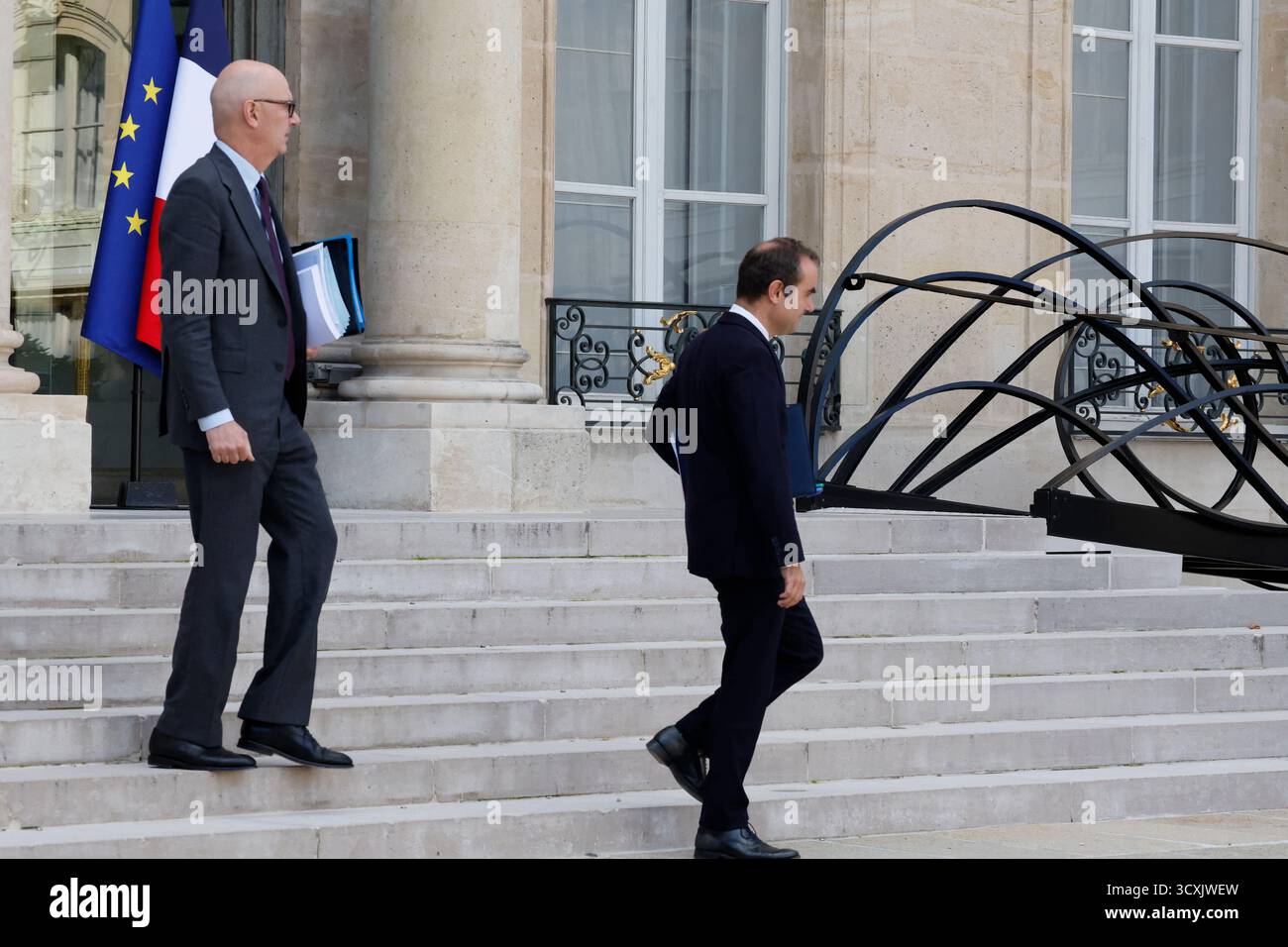 Paris, Frankreich. Oktober 2025. Der französische Premierminister Sebastien Lecornu und der französische Wirtschaftsminister Roland Lescure verließen das Schloss Elysee nach der wöchentlichen Kabinettssitzung in Paris am 14. Oktober 2025. Foto: Henri Szwarc/ABACAPRESS.COM Credit: Abaca Press/Alamy Live News Stockfoto