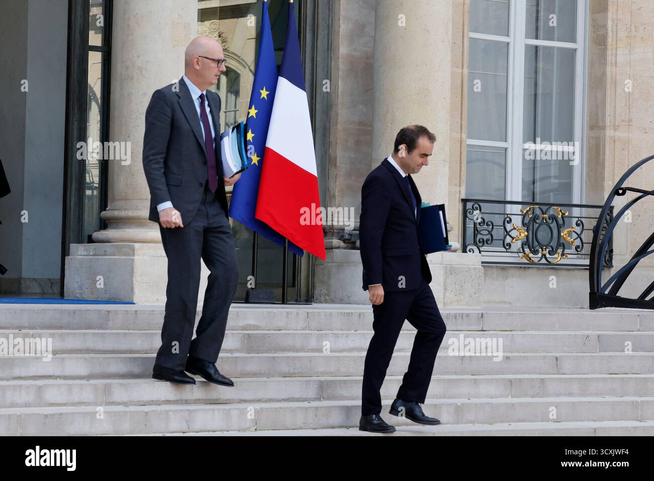 Paris, Frankreich. Oktober 2025. Der französische Premierminister Sebastien Lecornu und der französische Wirtschaftsminister Roland Lescure verließen das Schloss Elysee nach der wöchentlichen Kabinettssitzung in Paris am 14. Oktober 2025. Foto: Henri Szwarc/ABACAPRESS.COM Credit: Abaca Press/Alamy Live News Stockfoto