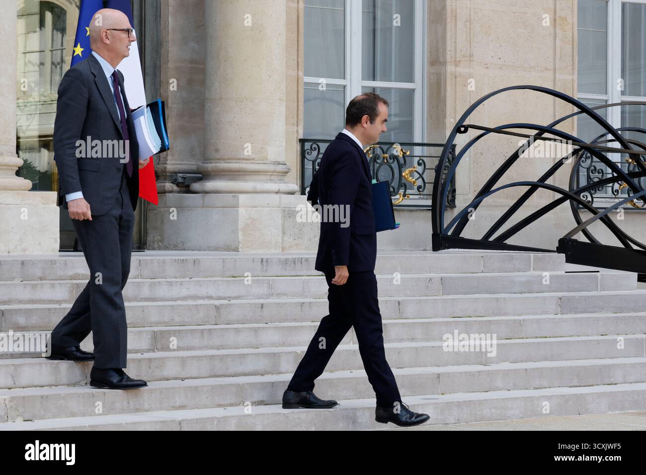 Paris, Frankreich. Oktober 2025. Der französische Premierminister Sebastien Lecornu und der französische Wirtschaftsminister Roland Lescure verließen das Schloss Elysee nach der wöchentlichen Kabinettssitzung in Paris am 14. Oktober 2025. Foto: Henri Szwarc/ABACAPRESS.COM Credit: Abaca Press/Alamy Live News Stockfoto