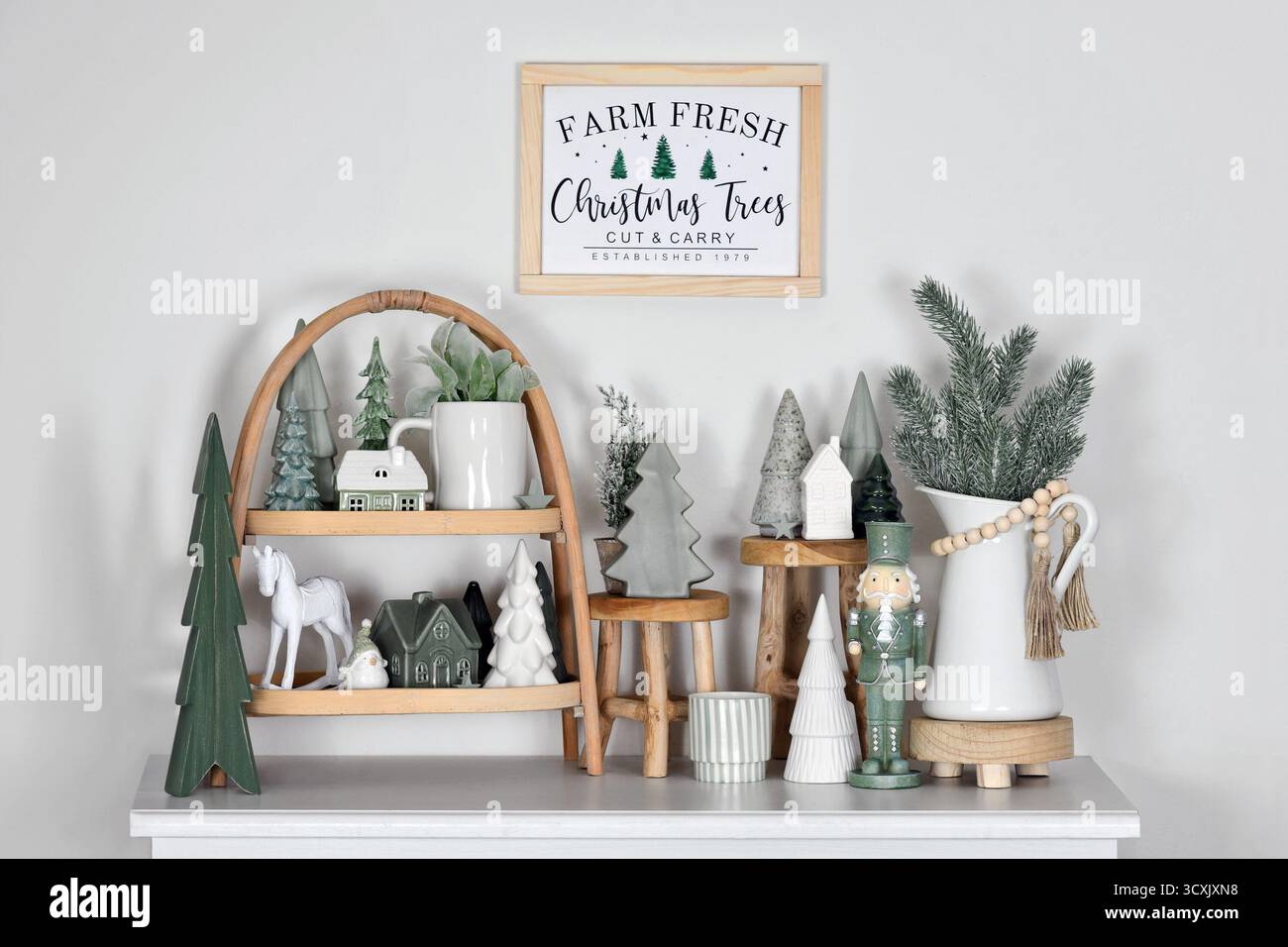 Weihnachtsdekoration im Bauernhaus- oder Boho-Stil in trendigen weißen und mintgrünen Farben Stockfoto