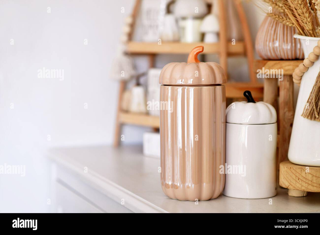 Boho-Herbstdekor mit Keramikkkürbisgläsern und Kopierraum Stockfoto
