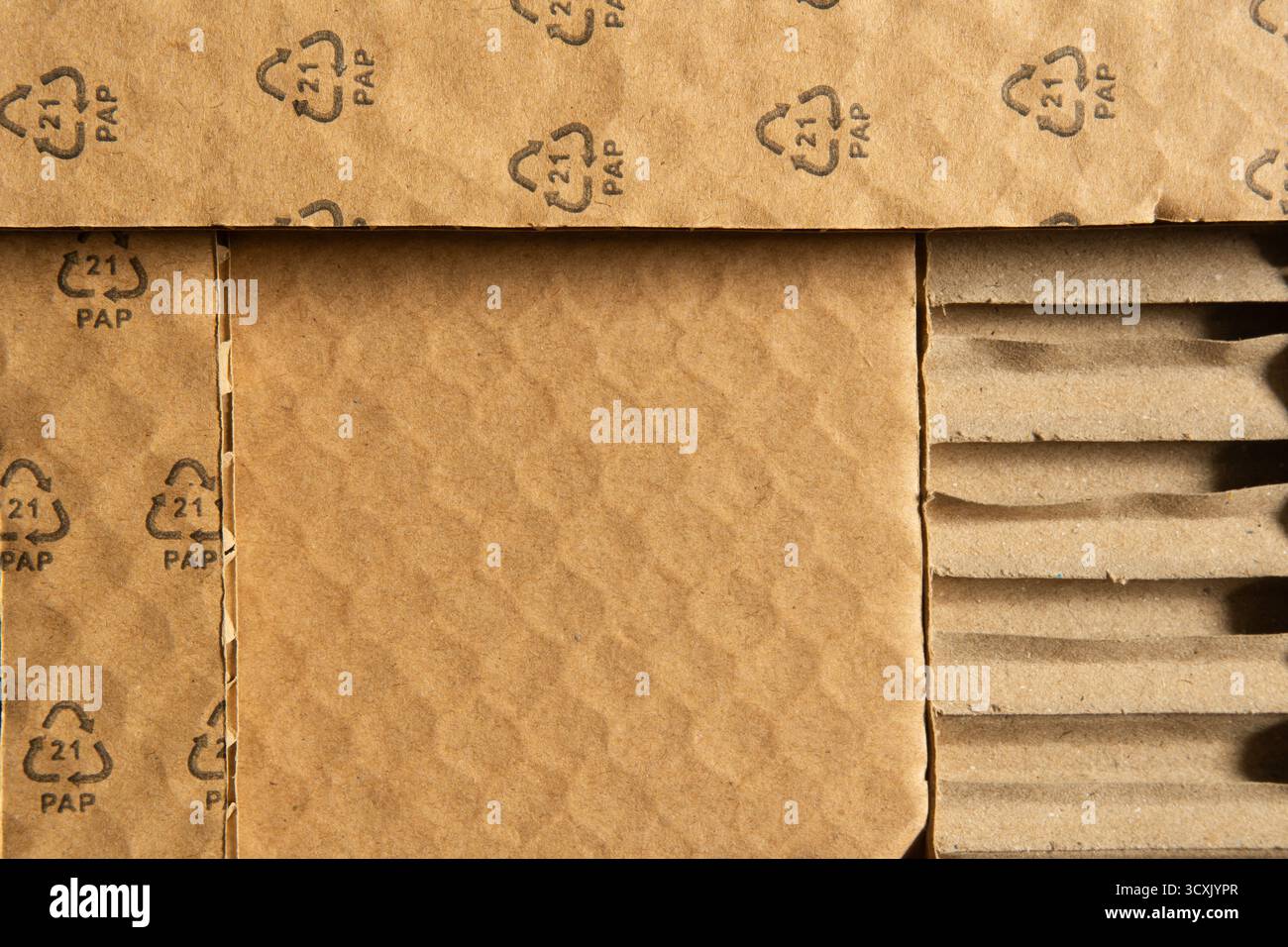 Papppapier mit PAP 21 Recyclingcode, nicht gewellte Faserpappe oder Pappe Stockfoto