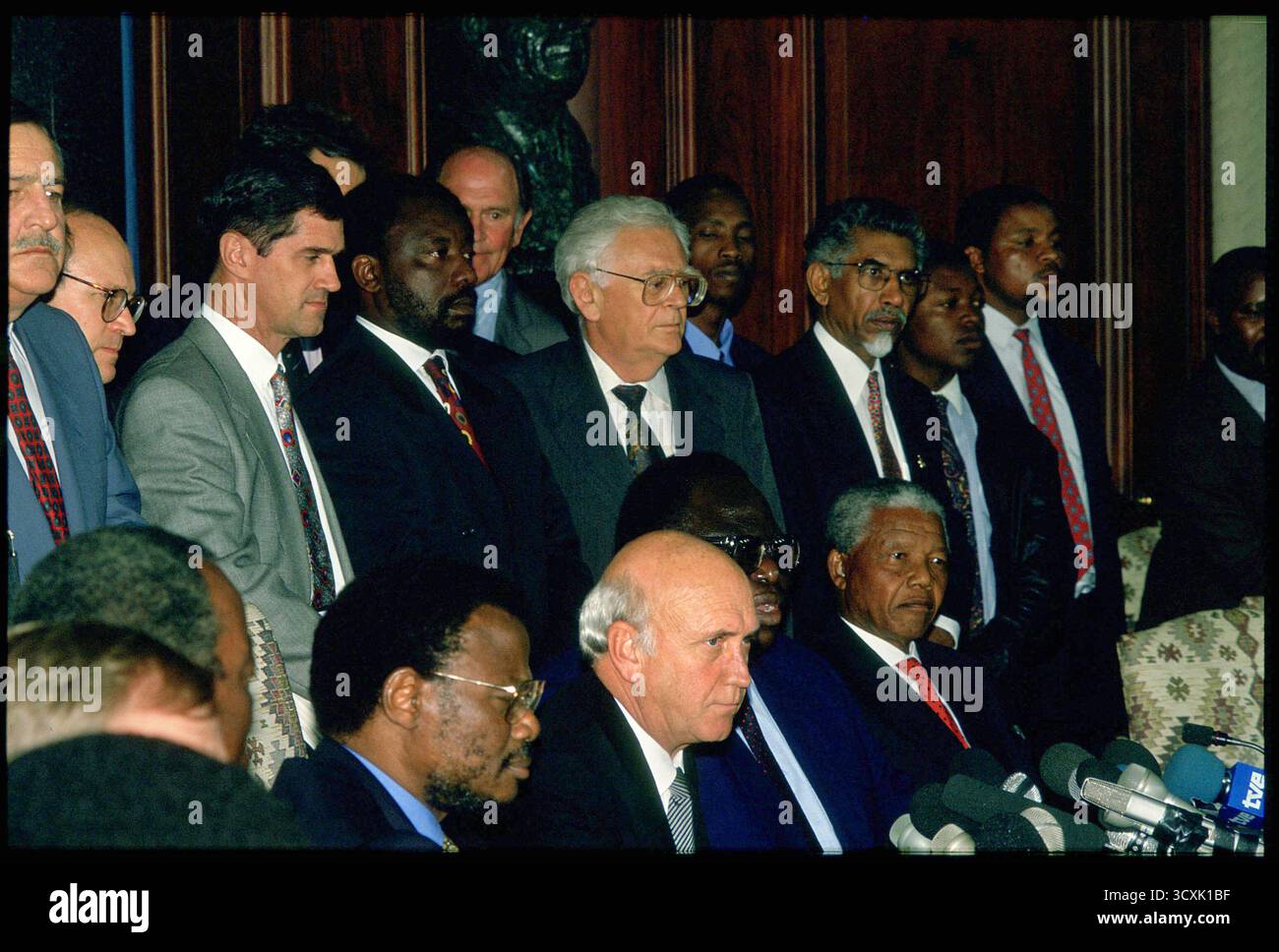 Südafrika Pretoria. (Sitz L-R) Buthelezi, Staatspräsident F.W. DeKlerk, Okumu und Mandela von ANC kündigen die Teilnahme der IFP an der ersten Wahl der SA an. Stockfoto