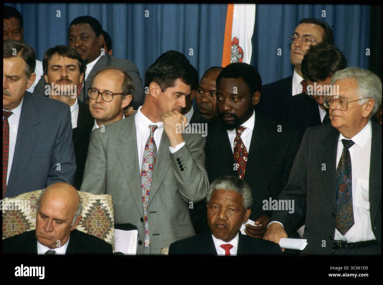 Südafrika Pretoria. Roelf Meyer (L) spricht mit Cyril Ramaphosa, als F.W. de Klerk (sitzend) und Mandela ankündigen, dass die IFP sich der ersten Wahl der SA angeschlossen hat. Stockfoto