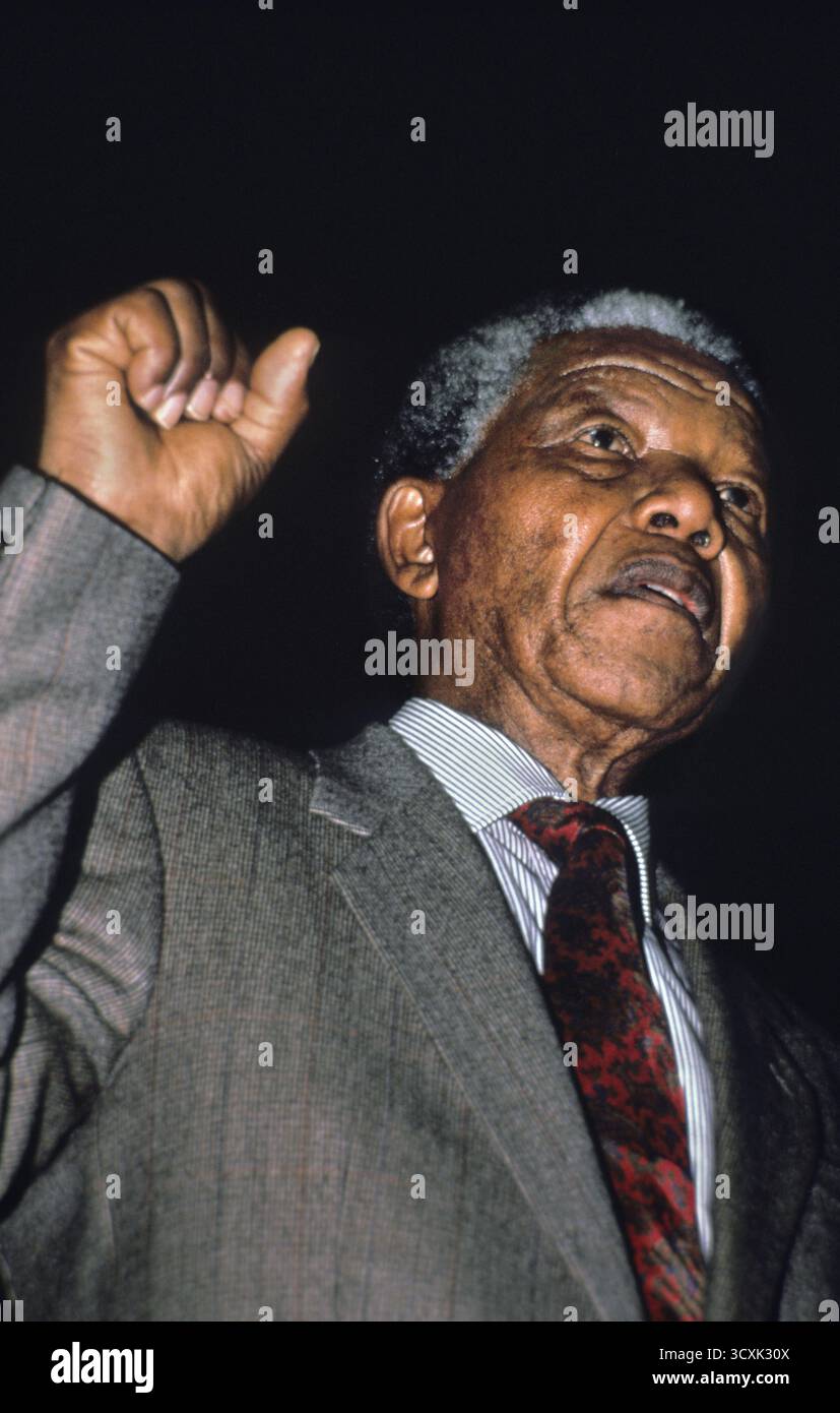 Präsident des afrikanischen Nationalkongresses Nelson Mandela salutiert während der Verhandlungen im Kongress für ein demokratisches Südafrika (CODESA). 12/91. Stockfoto