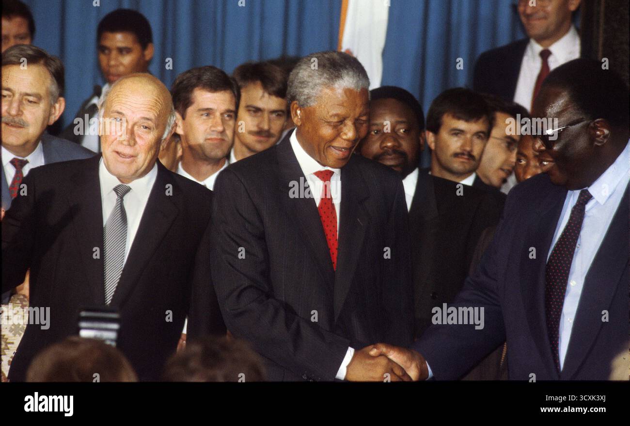 South Africa Pretoria.(L R)Staatspräsident F.W. de Klerk, Nelson Mandela und Washington Okumu geben bekannt, dass die IFP sich den ersten demokratischen Wahlen der SA angeschlossen hat. Stockfoto