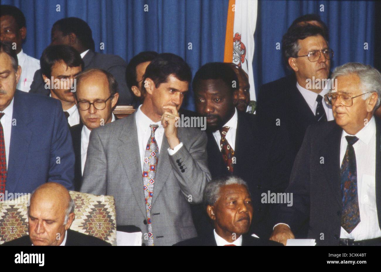 Südafrika Pretoria. Roelf Meyer, Cyril Ramaphosa, Joe Slovo, Mac Maharaj, vorne, DeKlerk, Mandela beim Treffen, um die erste Wahl zu beenden. Stockfoto
