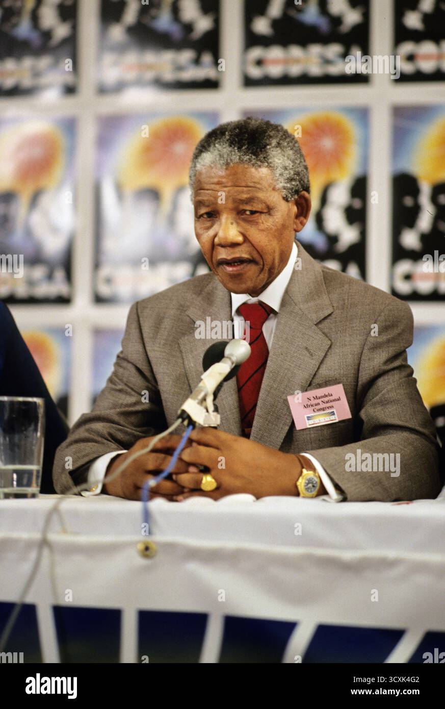 Präsident des afrikanischen Nationalkongresses Nelson Mandela spricht während der Verhandlungen im Kongress für ein demokratisches Südafrika (CODESA) vor den Medien. 12/91. Stockfoto