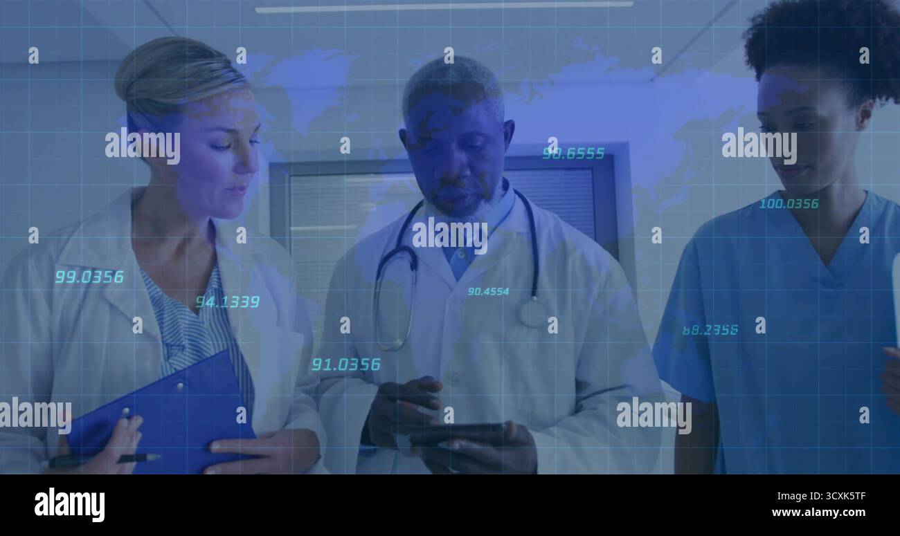 Medizinisches Personal überprüft Patientendaten-Overlay im Krankenhauskorridor mit Tablet und Stethoskop Stockfoto