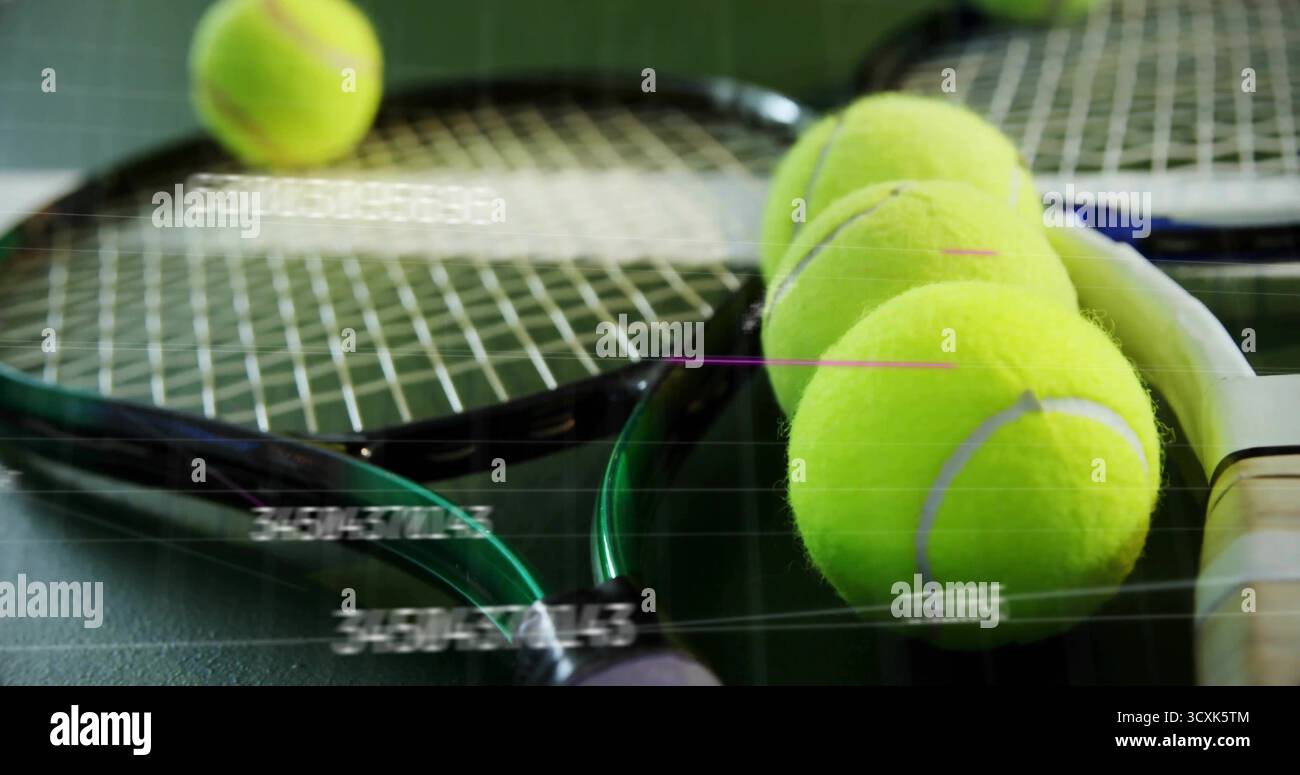 Tennisschläger mit drei Bällen in der Ballröhre auf dem grünen Hartplatz, zeigen losen Ball Stockfoto
