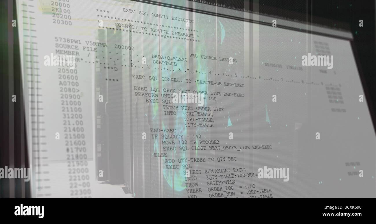Computermonitor zeigt SQL-Datenbankbefehle im Rechenzentrum mit Rack-Reflexionen an Stockfoto