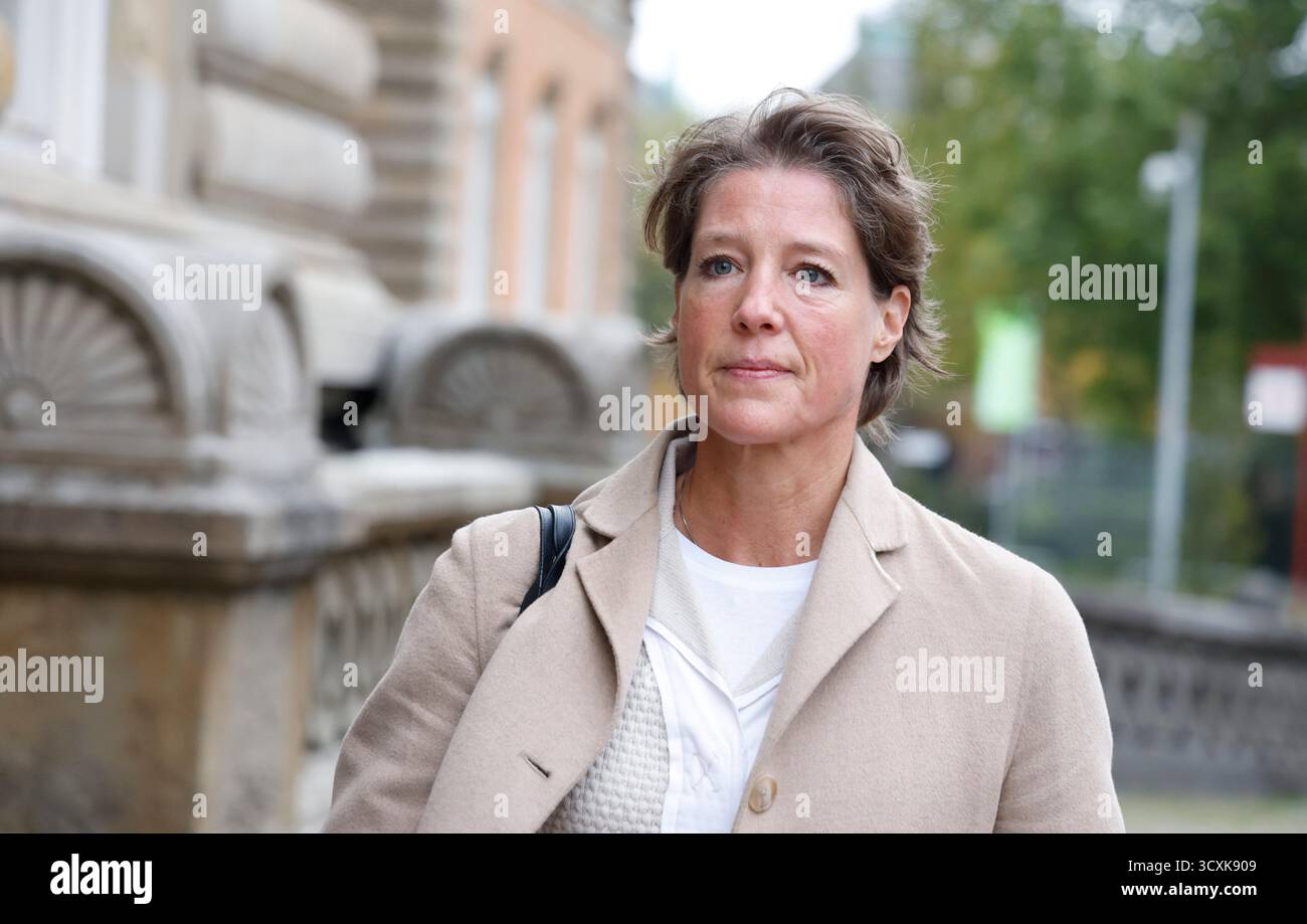 Hamburg, Deutschland. Oktober 2025. Christina Block, deutsche Gastronomin und Unternehmerin, nimmt an dem Prozess gegen C. Block wegen angeblicher Kindesentführung Teil. Ende April erhob die Hamburger Staatsanwaltschaft Anklage wegen angeblicher Entführung der Kinder aus Dänemark in der Nacht vom 1. Januar 2024. Die nächtliche Operation machte Schlagzeilen in ganz Deutschland. Quelle: Georg Wendt/dpa/Alamy Live News Stockfoto
