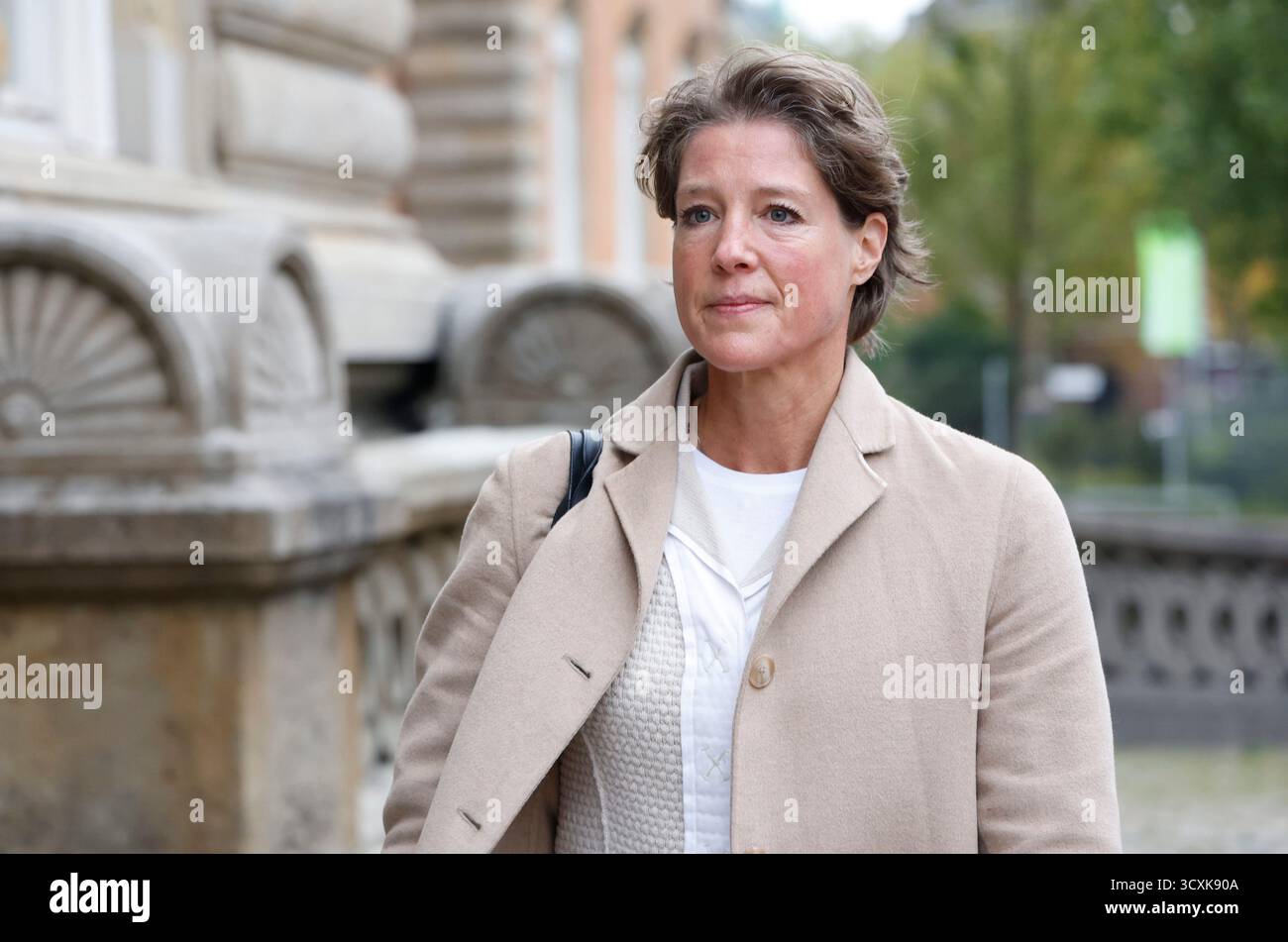 Hamburg, Deutschland. Oktober 2025. Christina Block, deutsche Gastronomin und Unternehmerin, nimmt an dem Prozess gegen C. Block wegen angeblicher Kindesentführung Teil. Ende April erhob die Hamburger Staatsanwaltschaft Anklage wegen angeblicher Entführung der Kinder aus Dänemark in der Nacht vom 1. Januar 2024. Die nächtliche Operation machte Schlagzeilen in ganz Deutschland. Quelle: Georg Wendt/dpa/Alamy Live News Stockfoto